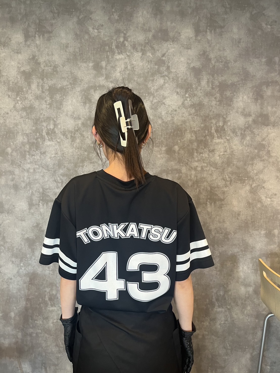 「とんかつ四十三番」スタッフの制服はホークスのビジターユニホームをモデルにし、江川智晃さんがつけていた背番号43が入っている