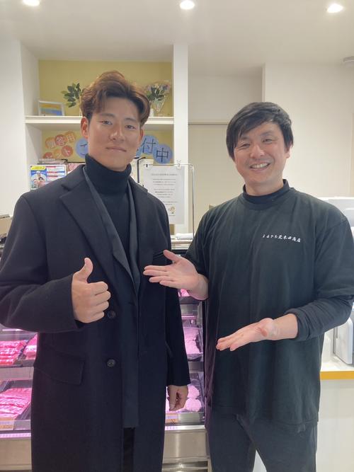 1月に江川智晃さん（右）の精肉店を訪れた中日上林は笑顔で2ショット（2025年1月撮影・江川智晃さん提供）