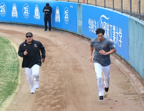 外野をランニングする山川（左）と柳田（2025年2月2日撮影）