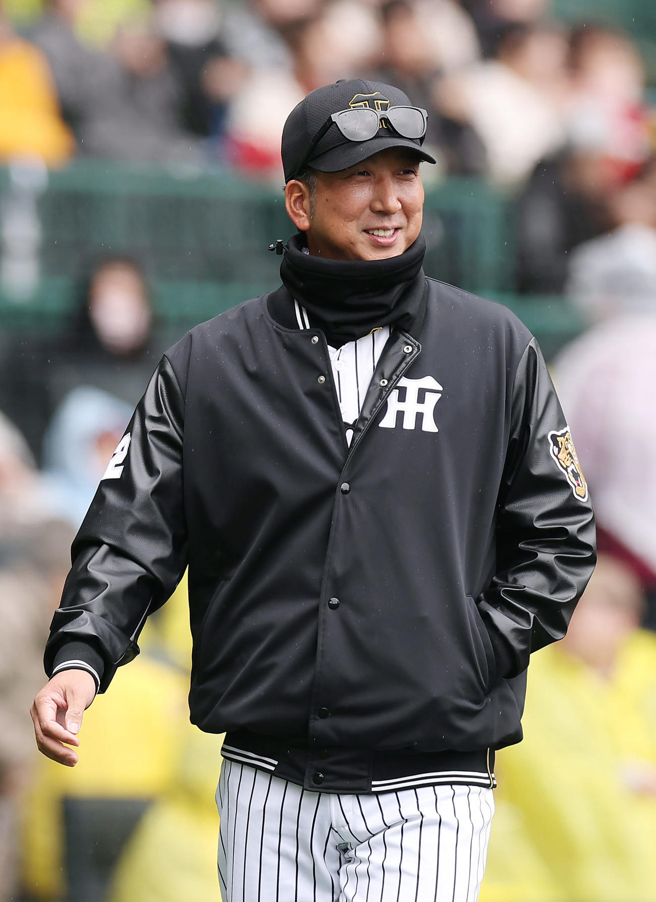 阪神対中日　2回裏を終え、笑顔を見せながら選手交代を告げる阪神藤川監督（撮影・前田充）