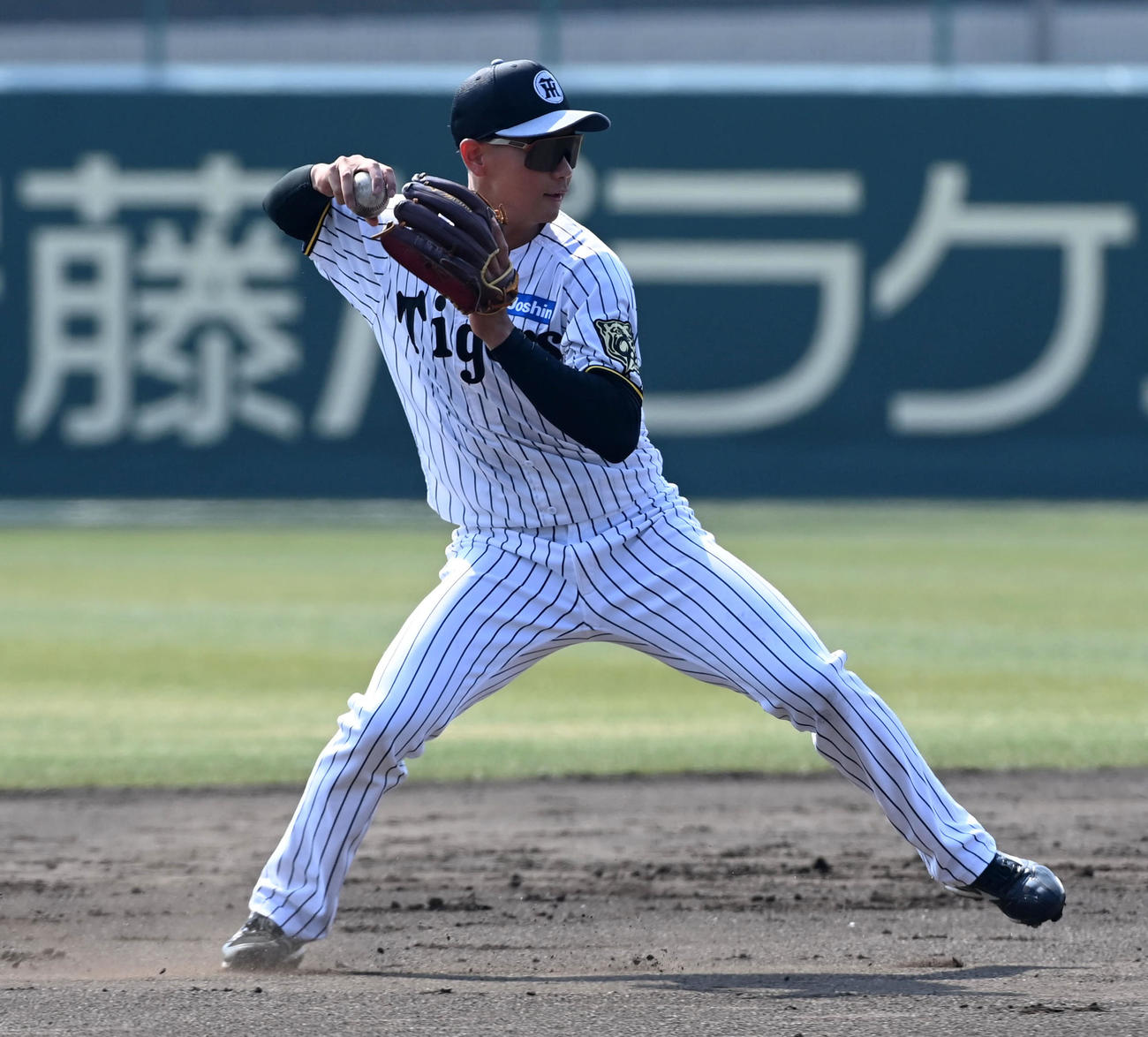 シートノックで軽快な動きを見せる阪神山田脩也（2025年2月27日撮影）