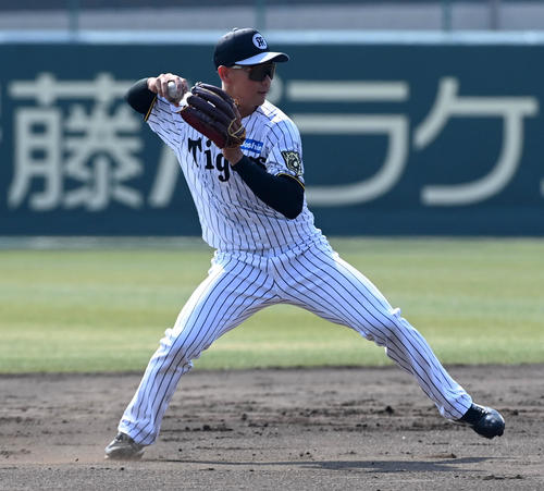 シートノックで軽快な動きを見せる阪神山田脩也（2025年2月27日撮影）