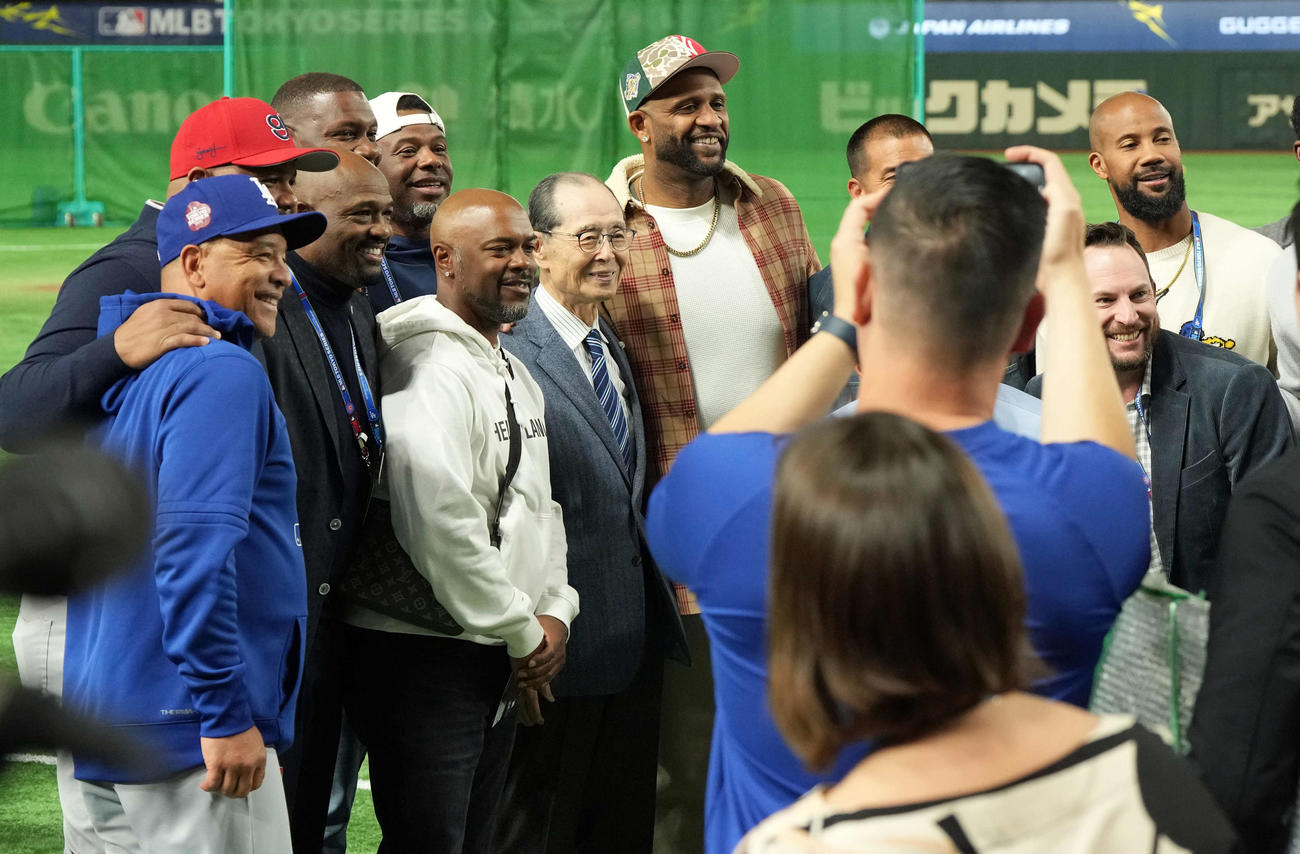 カブス対ドジャース　引退したMLBの選手と写真に納まる王ソフトバンク会長（撮影・たえ見朱実）