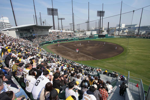 阪神対広島　初試合が開催された日鉄鋼板SGLスタジアム尼崎に詰めかけた大勢のファン（2025年3月1日撮影）