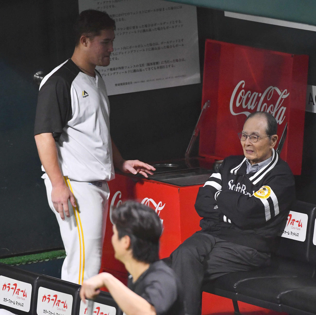 リチャード（左）と話すソフトバンク王球団会長（撮影・岩下翔太）