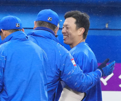 DeNA対中日 試合後、中日井上監督(中央)からねぎらいを受け笑顔を見せる松葉(撮影・江口和貴)
