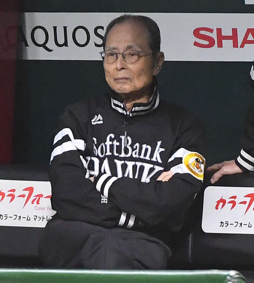 ソフトバンク対ロッテ　練習を見守るソフトバンク王球団会長（撮影・岩下翔太）