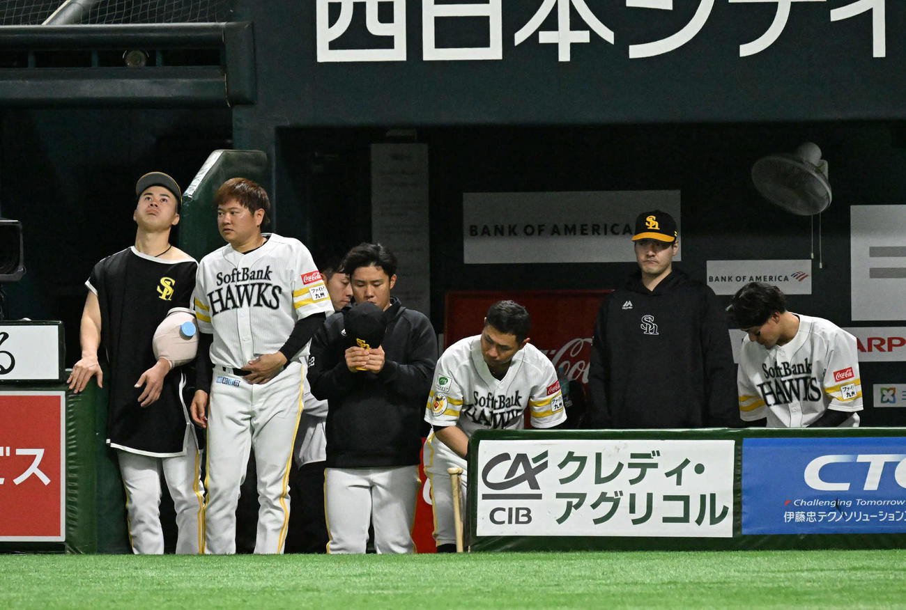 ソフトバンク対西武　西武に敗れ単独最下位に転落し、厳しい表情をみせるホークスナイン（撮影・林敢治）