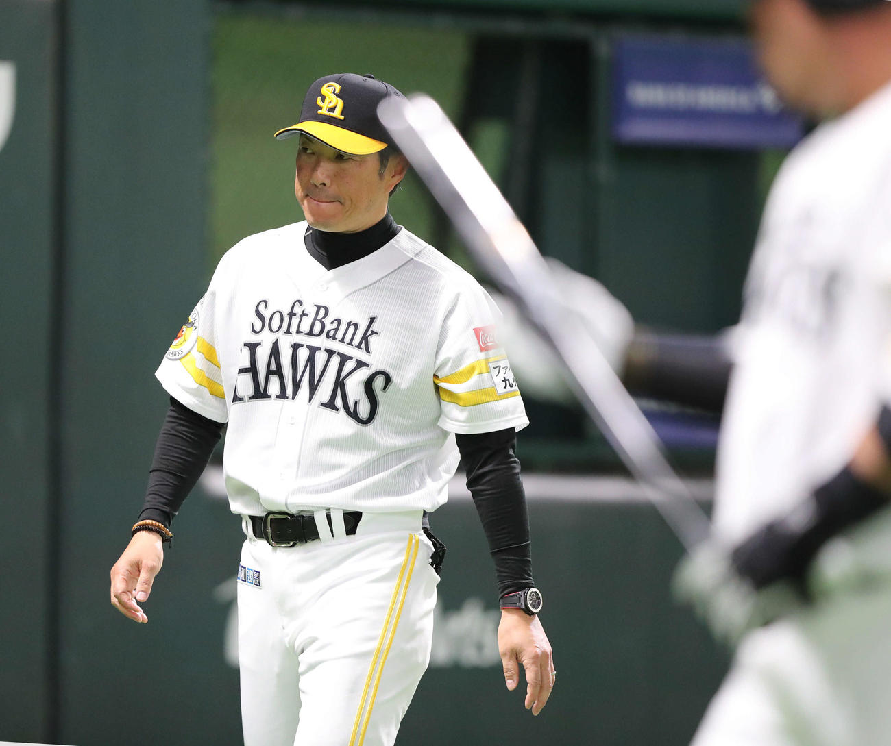 ソフトバンク対楽天　選手交代を審判に告げベンチに引きあげる小久保監督（撮影・梅根麻紀）