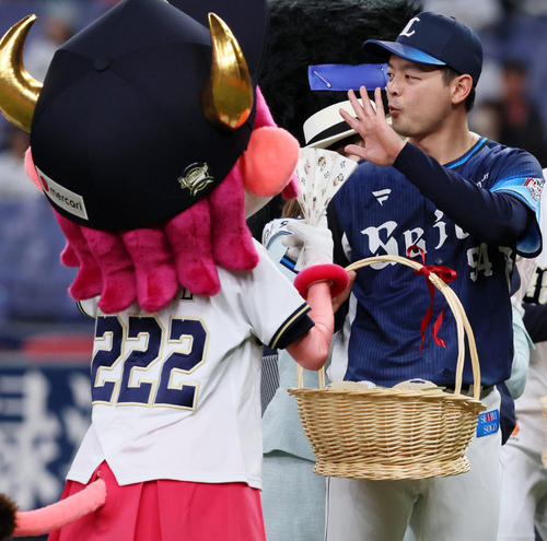 2025年4月15日、オリックス対西武　高知県産のマスクメロンの贈呈式でバファローベル（左）とタッチする西武黒木