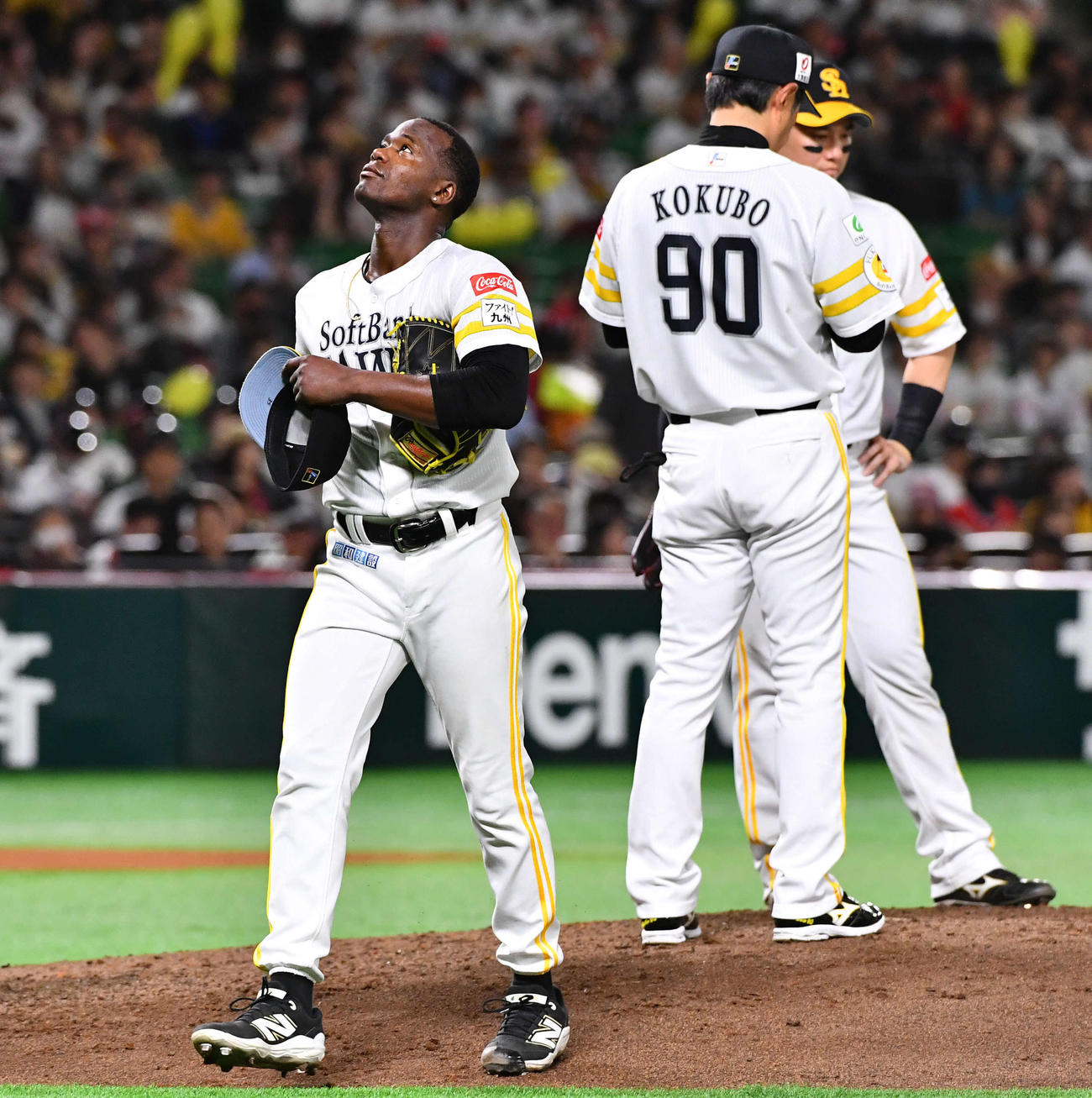 ソフトバンク対オリックス　7回表オリックス1死満塁、降板となったモイネロ（左）は天井を見上げながらベンチへ戻る。右から2人目は小久保監督（撮影・岩下翔太）