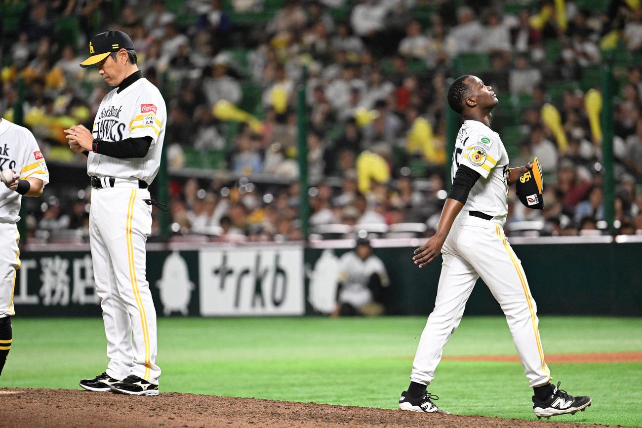 ソフトバンク対オリックス　7回表オリックス1死満塁、降板するモイネロ（右）左は小久保監督（撮影・林敢治）
