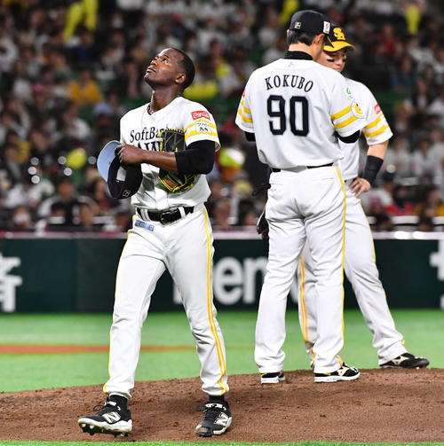 ソフトバンク対オリックス　7回表オリックス1死満塁、降板となったモイネロ（左）は天井を見上げながらベンチへ戻る。右から2人目は小久保監督（撮影・岩下翔太）