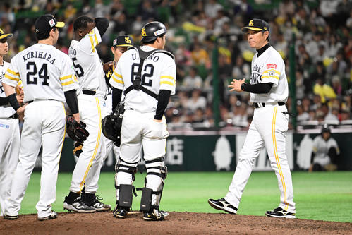 ソフトバンク対オリックス　7回表オリックス1死満塁、マウンドに向かう小久保監督（右）（撮影・林敢治）