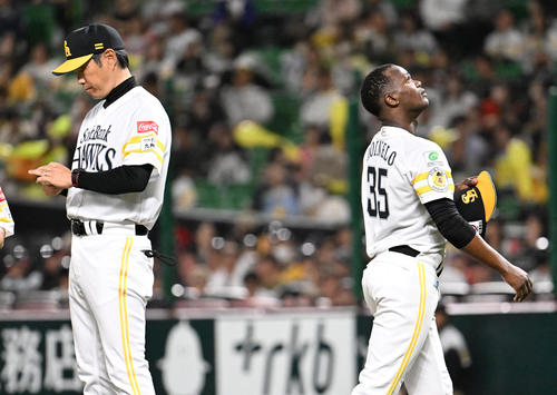 ソフトバンク対オリックス　7回表オリックス1死満塁、降板するモイネロ（右）左は小久保監督（撮影・林敢治）