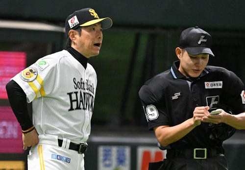 ソフトバンク小久保裕紀監督（左）（2025年4月23日撮影）