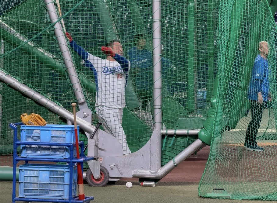 中日松中打撃統括コーチは早出フリー打撃で手本を見せる（2025年4月9日、バンテリンドーム）