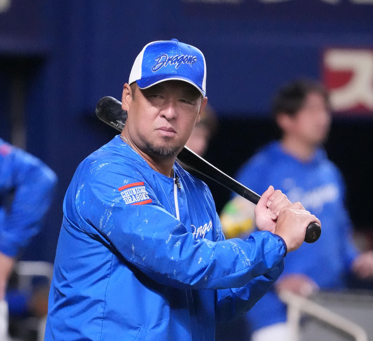 中日対ヤクルト　試合前、バットを手にする松中信彦打撃コーチ（撮影・森本幸一）＝2025年4月26日、バンテリンドームナゴヤ
