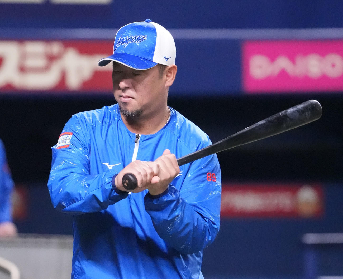 中日対ヤクルト　試合前、バットを手にする松中信彦打撃コーチ（撮影・森本幸一）＝2025年4月26日、バンテリンドームナゴヤ