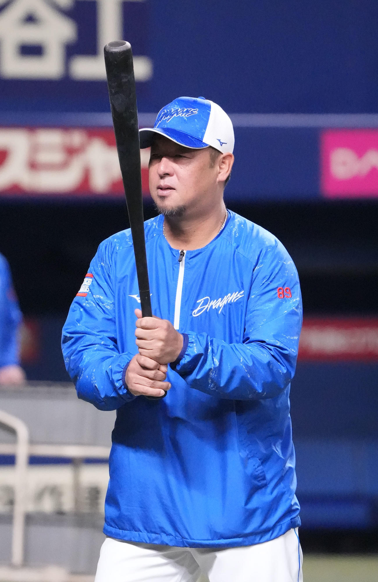 中日対ヤクルト　試合前、バットを手にする松中信彦打撃コーチ（撮影・森本幸一）＝2025年4月26日、バンテリンドームナゴヤ