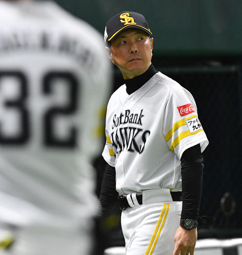 ソフトバンク対日本ハム　7回裏終了後、投手の交代を告げてベンチへ戻る小久保監督（撮影・岩下翔太）