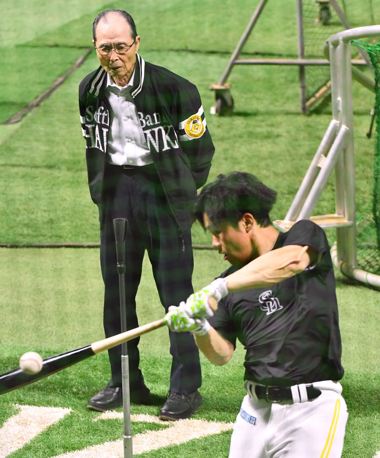 ソフトバンク対日本ハム　試合前、海野（右）の打撃練習を見守る王球団会長（撮影・岩下翔太）