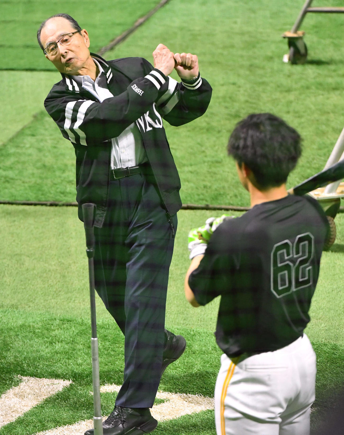 ソフトバンク対日本ハム　試合前、海野（右）にアドバイスをする王球団会長（撮影・岩下翔太）