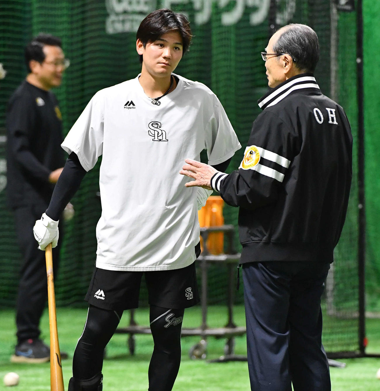 ソフトバンク対日本ハム　試合前、王球団会長（右）からアドバイスを受ける緒方（撮影・岩下翔太）