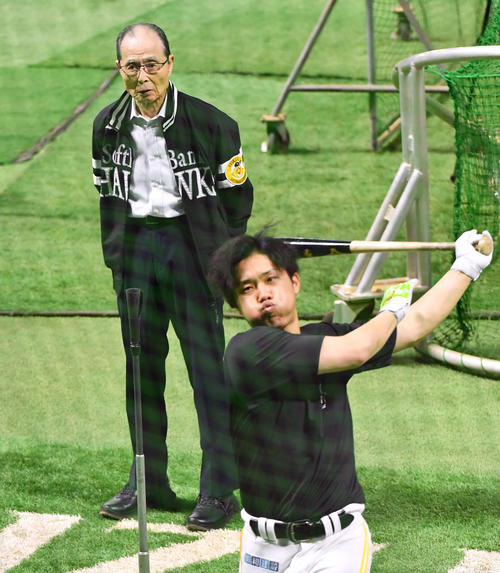 ソフトバンク対日本ハム　試合前、海野（右）の打撃練習を見守る王球団会長（撮影・岩下翔太）