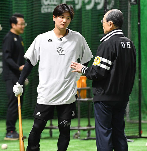 ソフトバンク対日本ハム　試合前、王球団会長（右）からアドバイスを受ける緒方（撮影・岩下翔太）