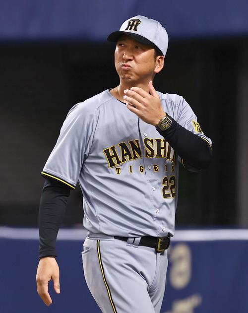 中日対阪神　選手交代を告げる藤川監督（撮影・上田博志）