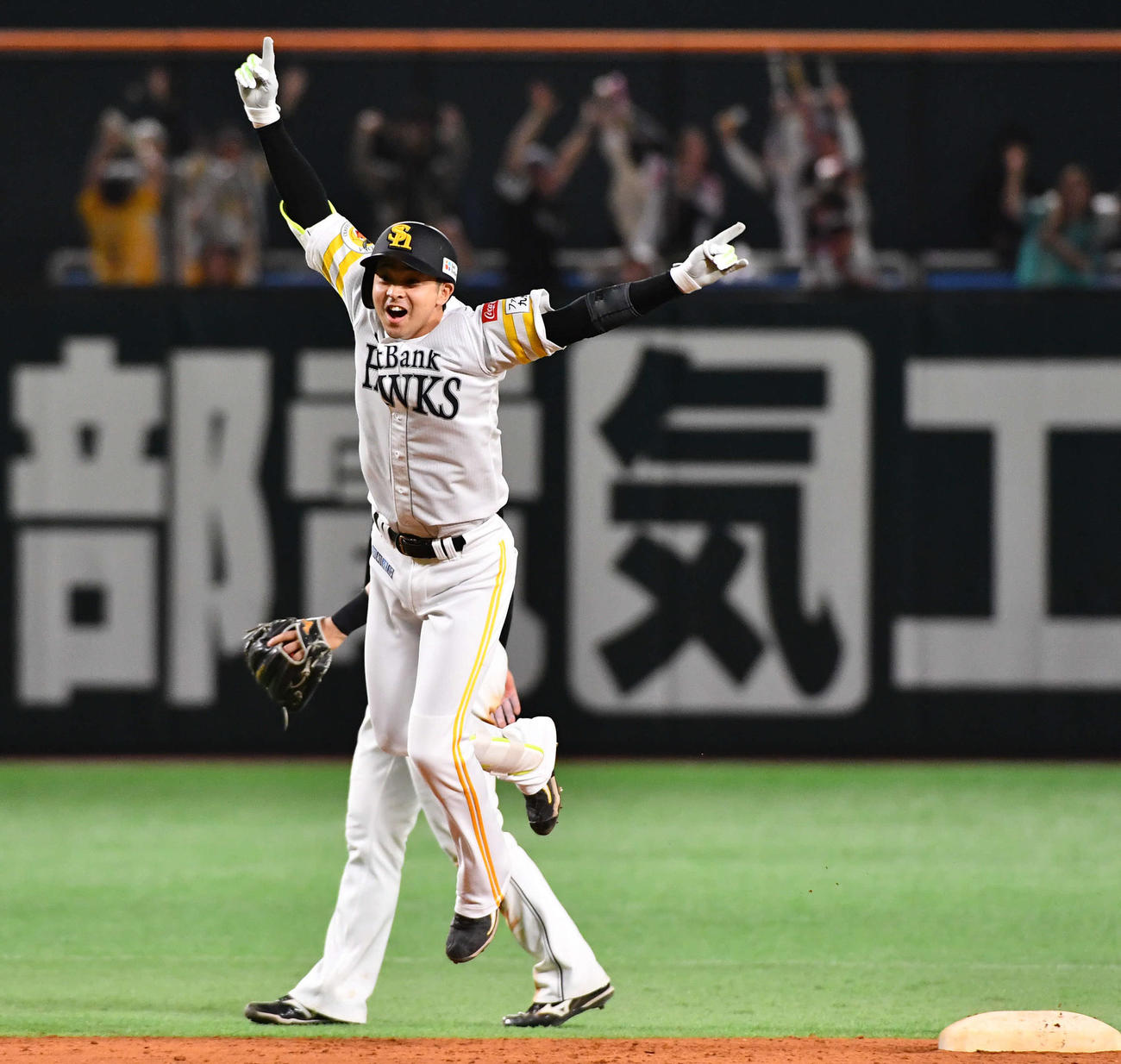 ソフトバンク対ロッテ　9回裏ソフトバンク2死満塁、左越えに逆転サヨナラ打を放ち、歓喜する川瀬（撮影・岩下翔太）