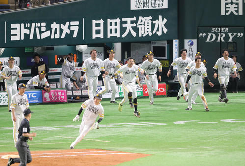 ソフトバンク対ロッテ　9回裏ソフトバンク2死満塁、川瀬のサヨナラとなる適時二塁打で喜ぶナイン（撮影・梅根麻紀）