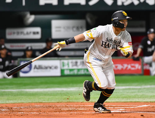 ソフトバンク対ロッテ　2回裏ソフトバンク1死、中村は右二塁打を放つ（撮影・岩下翔太）
