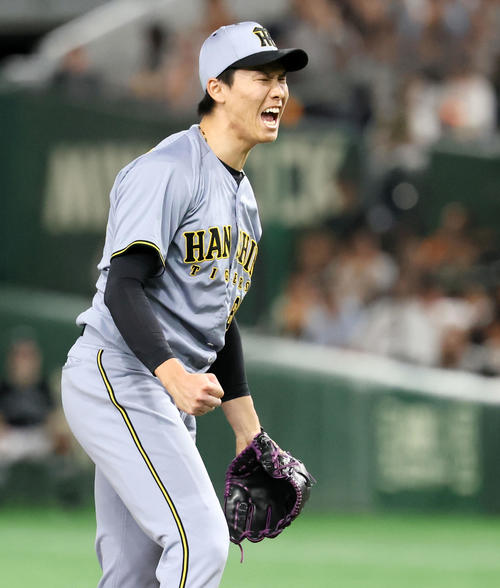 巨人対阪神　6回裏巨人2死一塁、湯浅はキャベッジを三振に仕留めマウンドで雄たけびを上げる（撮影・加藤哉）
