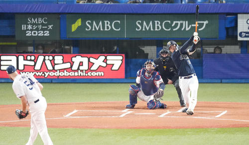 22年日本シリーズ第7戦の1回表、初球先頭打者本塁打を放つ太田椋。投手サイスニード