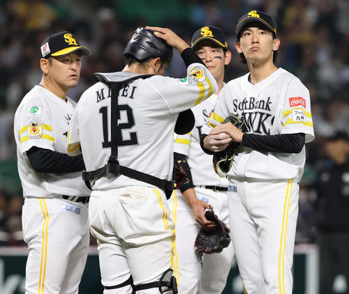 ソフトバンク対西武　5回途中で降板する大津（撮影・梅根麻紀）