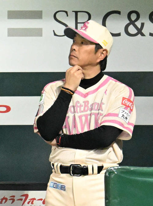 ソフトバンク対楽天　5回裏、ベンチから戦況を見守る小久保監督（撮影・林敢治）