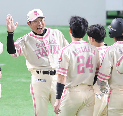 ソフトバンク対楽天　サヨナラ打を放った牧原大を出迎える小久保監督（撮影・梅根麻紀）