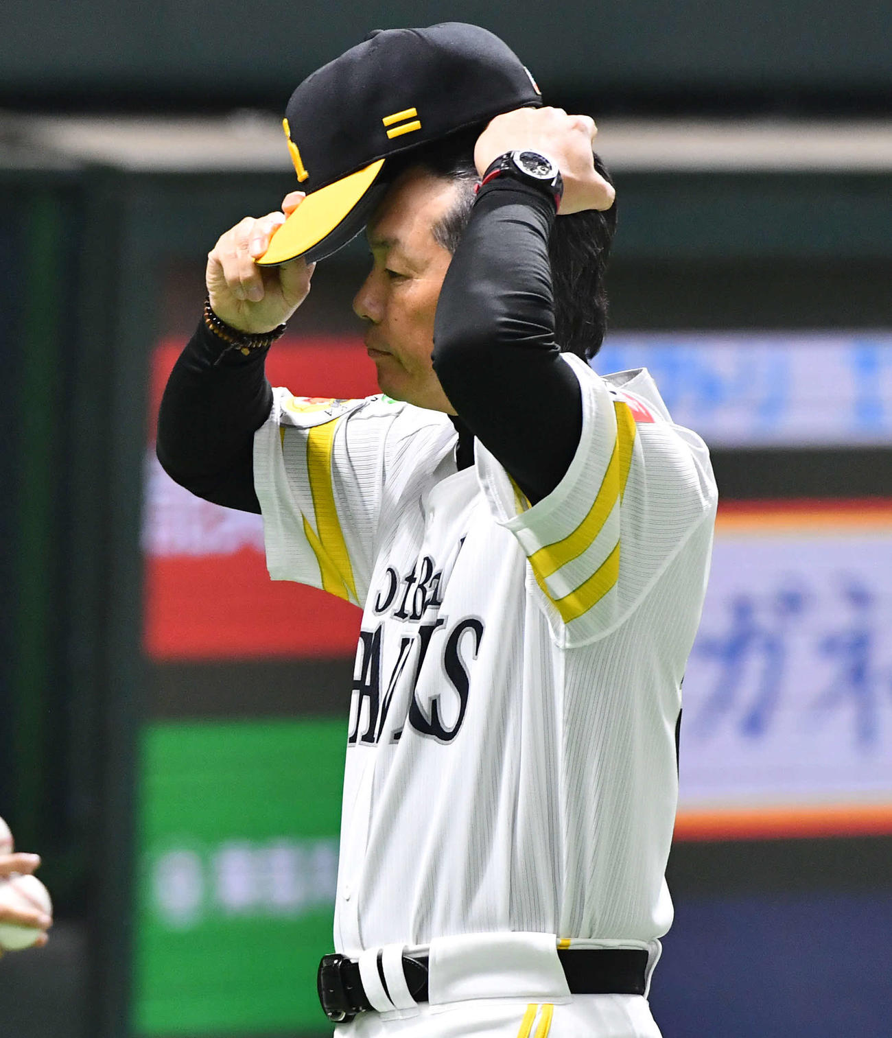 ソフトバンク対日本ハム　8回裏終了後、投手の交代を告げた小久保監督は厳しい表情でベンチへ戻る（撮影・岩下翔太）