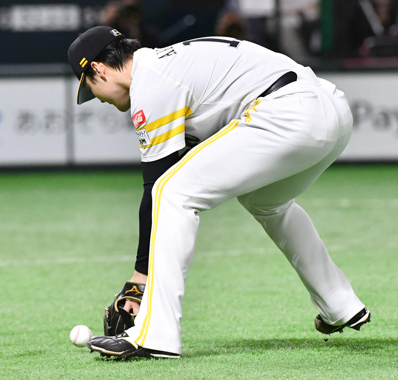 ソフトバンク対日本ハム　8回表日本ハム無死二塁、山県の送りバントをファンブルする有原（撮影・岩下翔太）