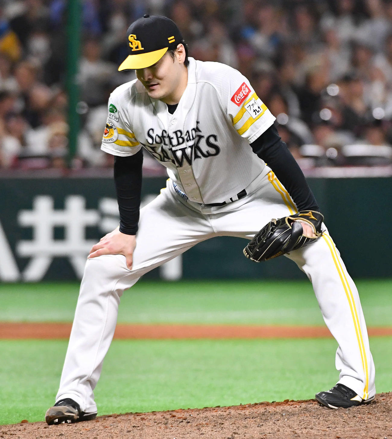 ソフトバンク対日本ハム　8回表日本ハム1死二、三塁、五十幡の二野選の間に勝ち越しを許し、肩を落とす有原（撮影・岩下翔太）