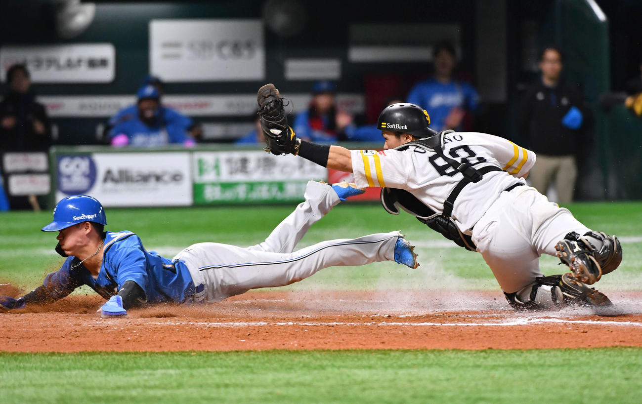 ソフトバンク対日本ハム　8回表日本ハム1死二、三塁、五十幡の二野選で勝ち越しの生還をする三塁走者の矢沢（撮影・岩下翔太）