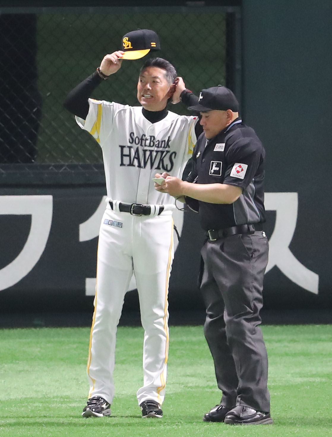 ソフトバンク対日本ハム　審判に選手交代を告げる小久保監督（撮影・梅根麻紀）