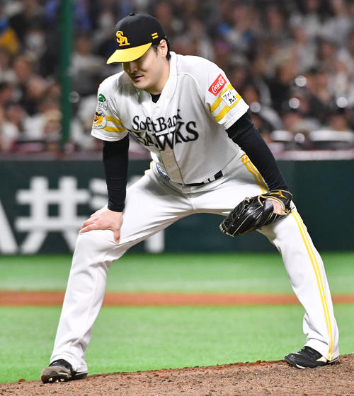 ソフトバンク対日本ハム　8回表日本ハム1死二、三塁、五十幡の二野選の間に勝ち越しを許し、肩を落とす有原（撮影・岩下翔太）