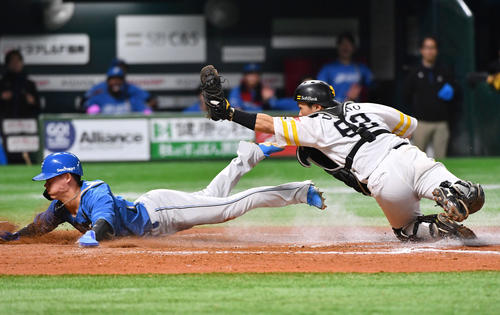 ソフトバンク対日本ハム　8回表日本ハム1死二、三塁、五十幡の二野選で勝ち越しの生還をする三塁走者の矢沢（撮影・岩下翔太）