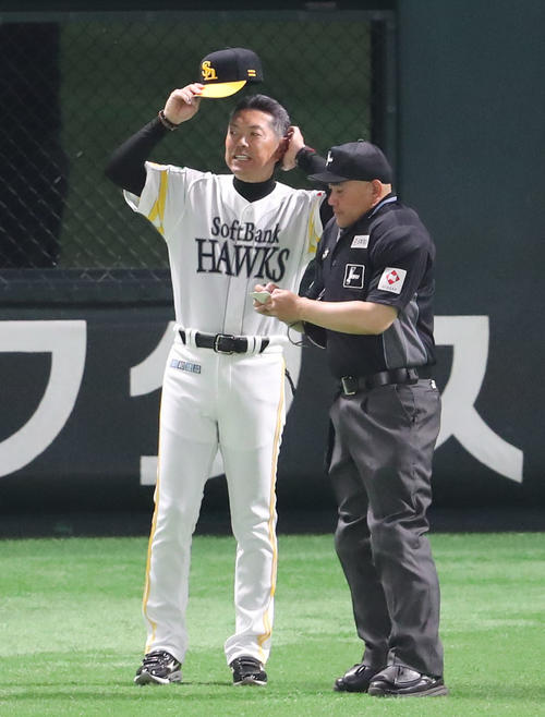 ソフトバンク対日本ハム　審判に選手交代を告げる小久保監督（撮影・梅根麻紀）