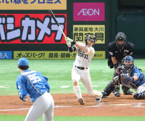 ソフトバンク対日本ハム　9回裏ソフトバンク2死二塁、周東は右越えにサヨナラとなる適時二塁打を放つ（撮影・梅根麻紀）