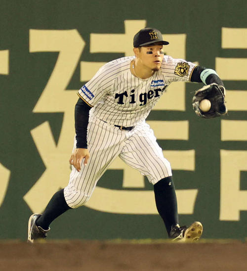 バウアーの右飛を捕球する佐藤輝明（2025年5月27日撮影）