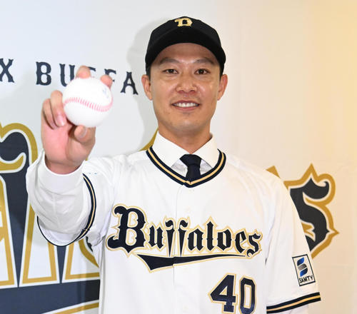 入団会見でポーズをとるオリックスの岩崎（撮影・石井愛子）